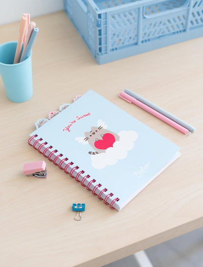 Quaderno Appunti A5 Pusheen Purrfect - Quaderno Con Anelli Bullet Journal Puntinato Diviso in Sezioni Con 4 Separatori E Copertina Morbida, 160 Pagine | Scuola Cancelleria, Diario Personale