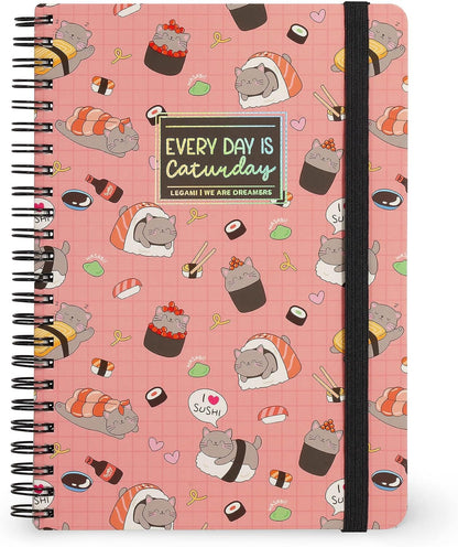 - Quaderno Spiralato a Righe 7 Mm, Sushi Cat, Formato A5, Large, in Carta FSC Certificata, Contiene 1 Foglio Di Adesivi, 160 Pagine, Chiusura Con Elastico, 15 X 21 Cm