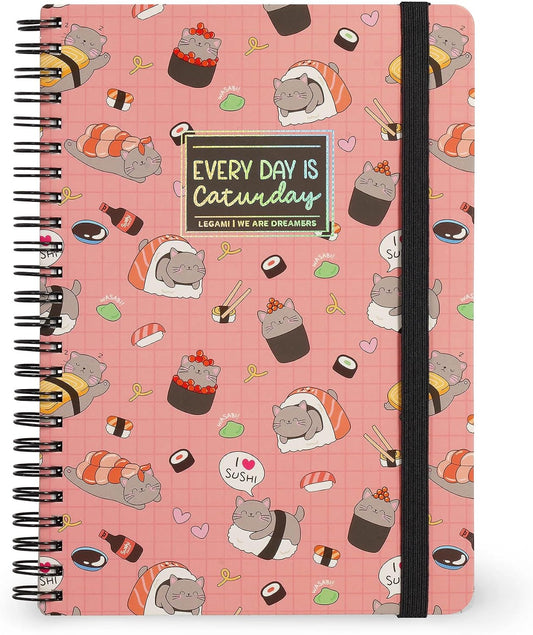 - Quaderno Spiralato a Righe 7 Mm, Sushi Cat, Formato A5, Large, in Carta FSC Certificata, Contiene 1 Foglio Di Adesivi, 160 Pagine, Chiusura Con Elastico, 15 X 21 Cm